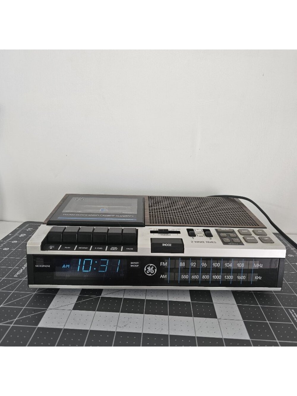 Vintage GE FM/AM Clock Radio Cassette Tape Recorder model 7-4956B Blue LED